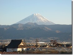 直売所から南の歩道橋からの富士山